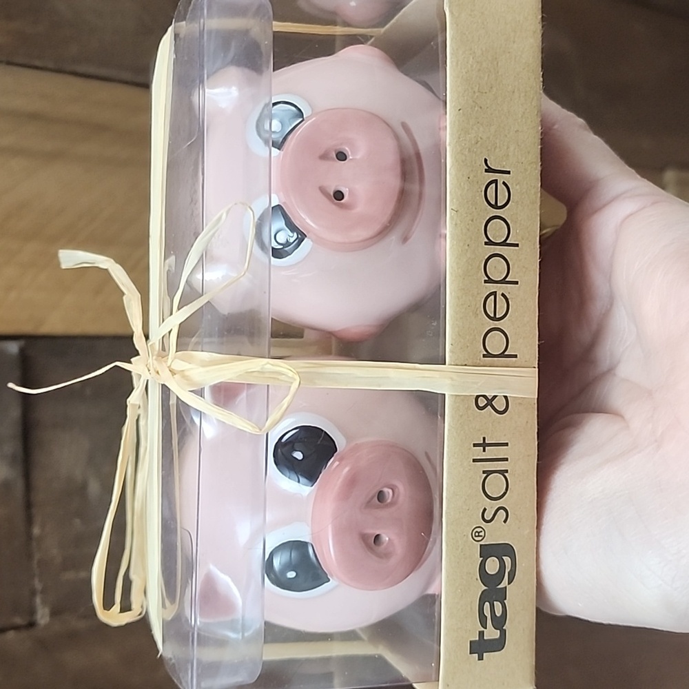 Tag Farmhouse Pig Salt and Pepper Shakers